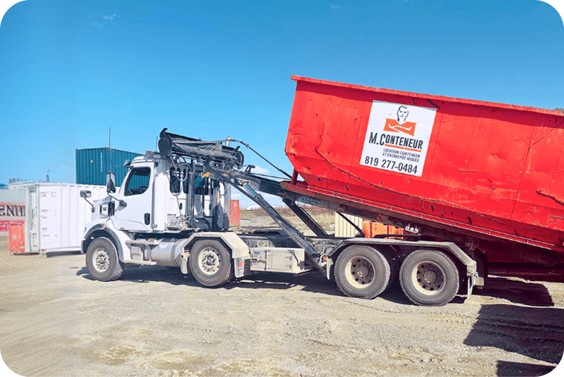 Camion transportant un conteneur de l'entreprise Monsieur Conteneur